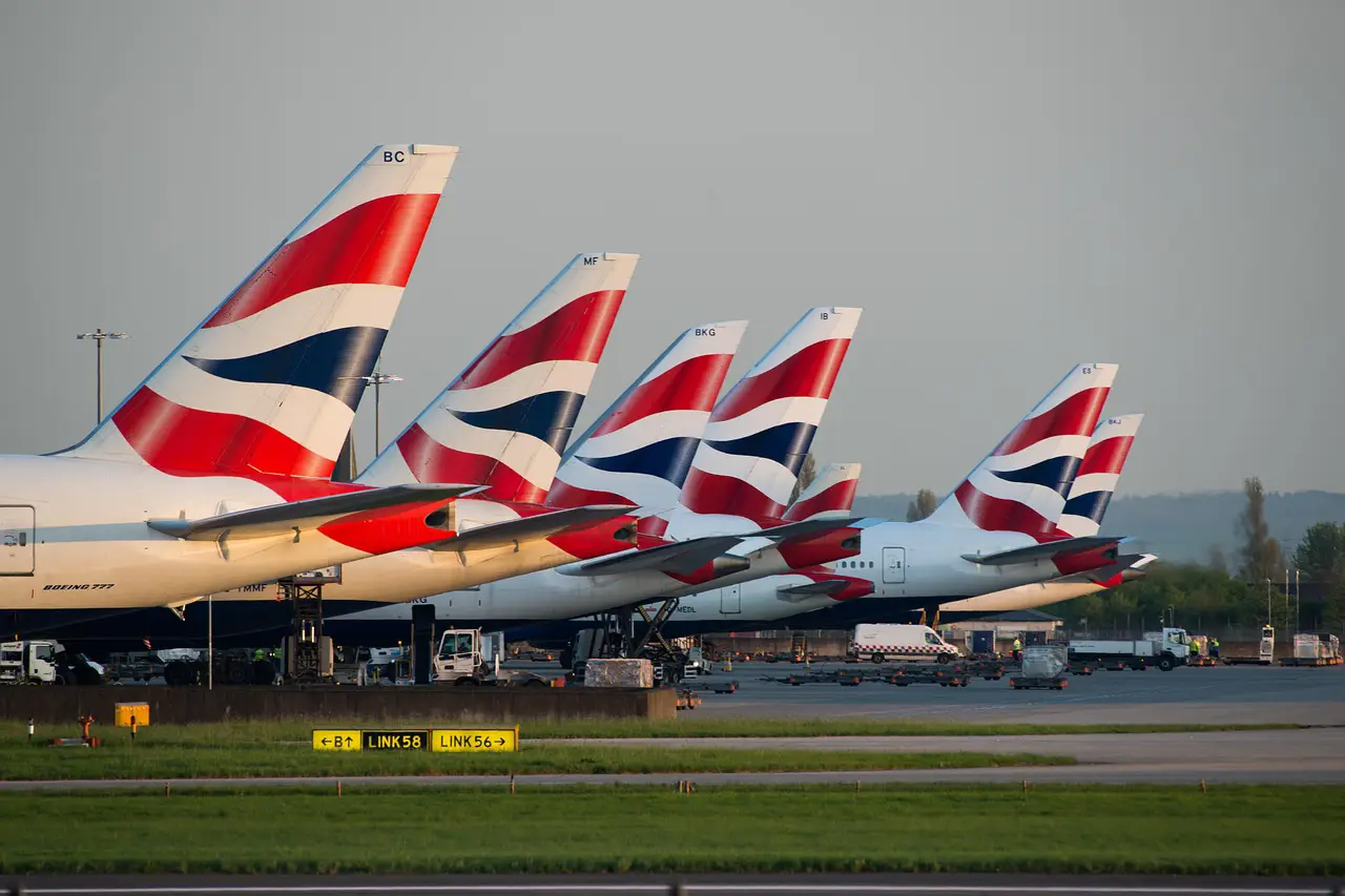 British Airways uçaklarının arka kısımları, park edilmiş şekilde bekliyor