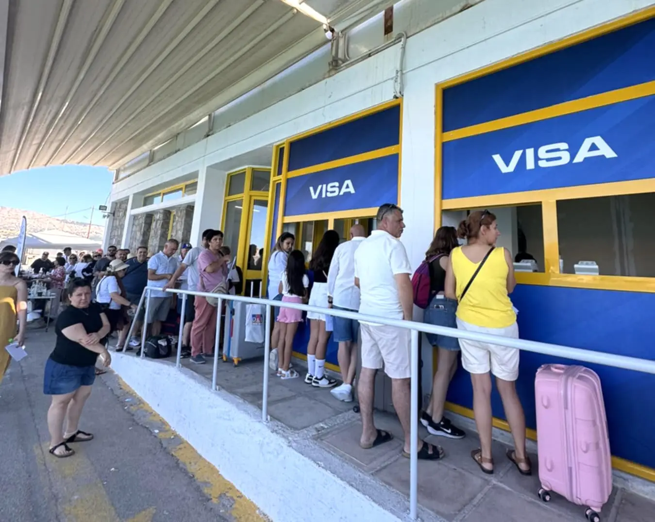 Yunan adalarına girişte vize başvurusu için sırada bekleyen Türk turistler.