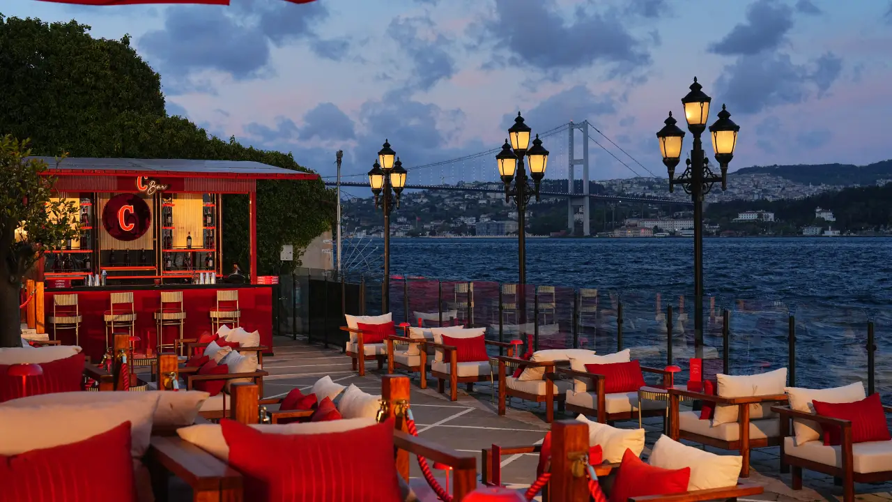 Gün batımında Boğaz manzaralı Çırağan Palace Kempinski C Bar açık hava oturma alanı