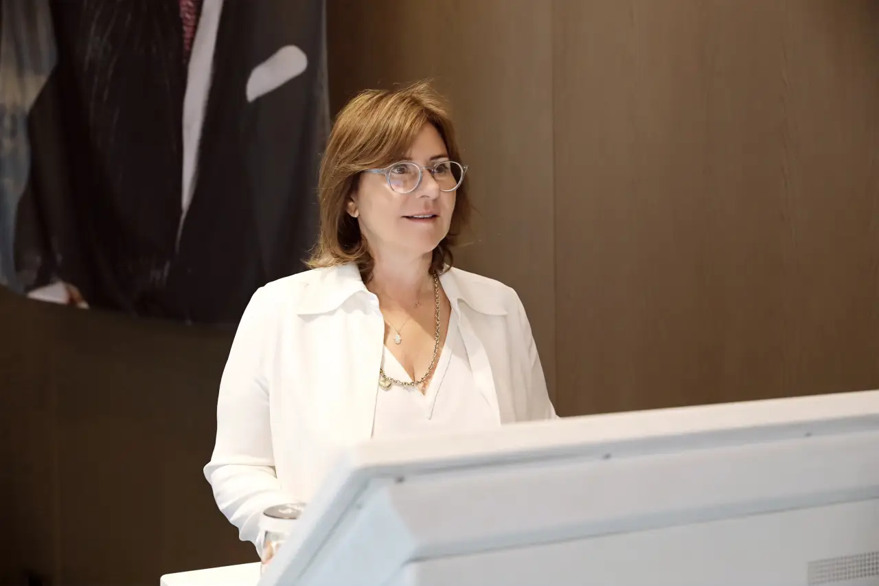 TTYD Başkanı Oya Narin, 2025 Genel Kurulu’nda konuşma yaparken