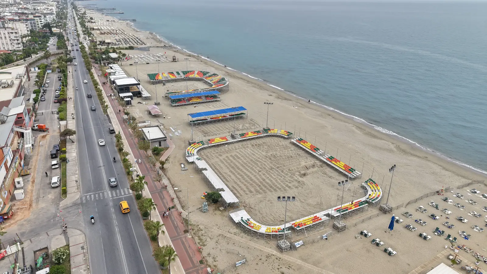 Alanya Plaj Sporları Merkezi’nin sahil şeridindeki voleybol sahaları ve tribünleri