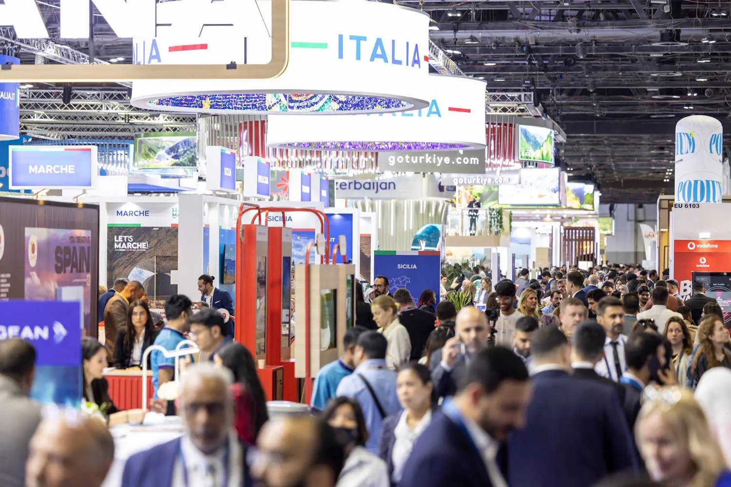 arabian travel market 2025 stand ve ziyaretçiler