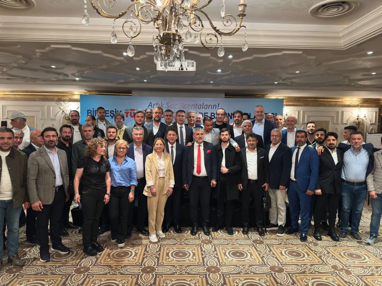 Birleşik TÜRSAB Platformu üyeleri, toplantı sonrası toplu fotoğraf karesinde