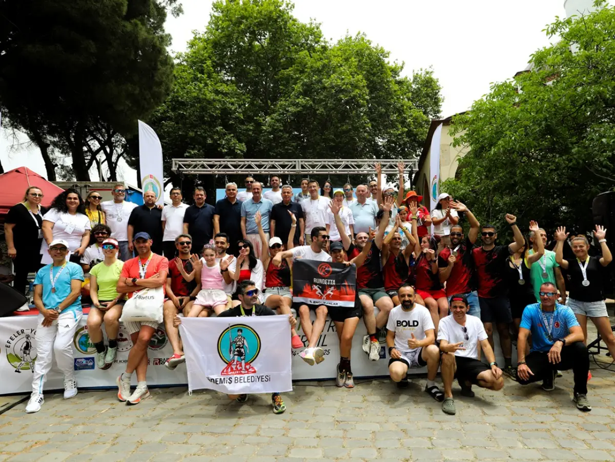 Efeler Yolu Ultra Trail 2025 ödül töreninde sporcular ve organizasyon ekibi birlikte poz veriyor