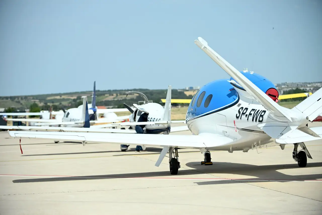 Çanakkale Havalimanı’na inen Avrupa menşeli özel uçak filosu apron üzerinde sıralanmış şekilde bekliyor