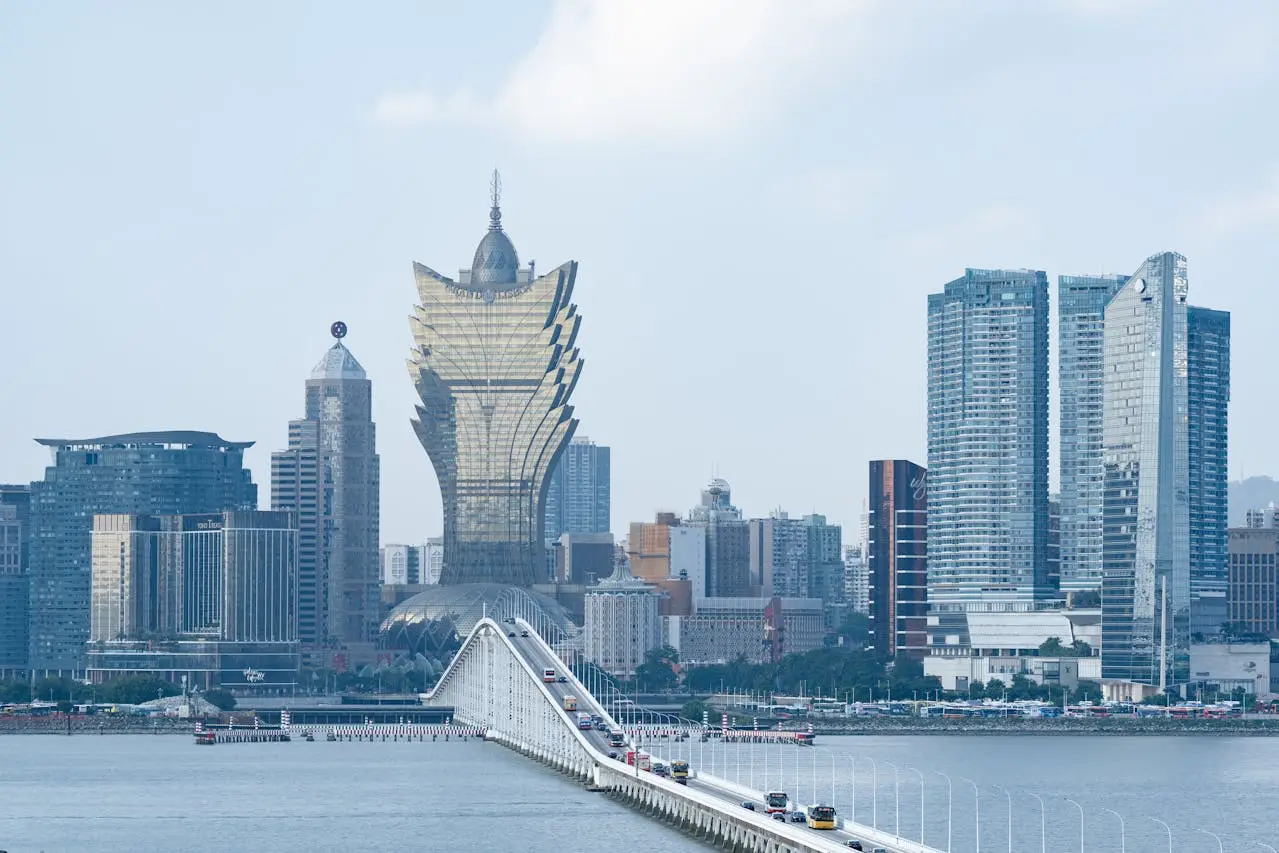 Makao şehir merkezinde ünlü Grand Lisboa oteli ve çevresindeki gökdelenler