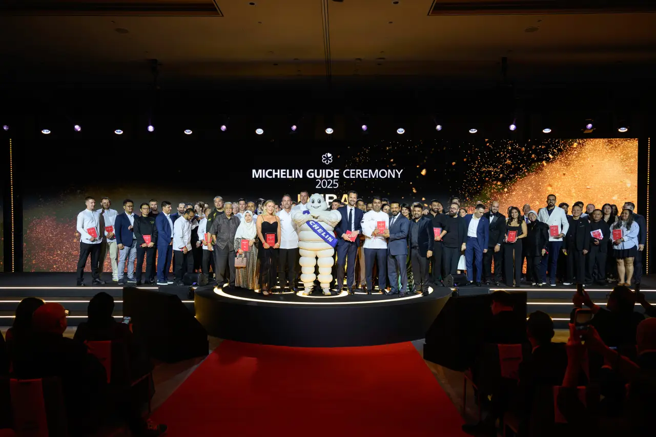 MICHELIN Rehberi Dubai 2025 töreninde ödül alan şefler ve restoran ekipleri sahnede toplu halde poz veriyor