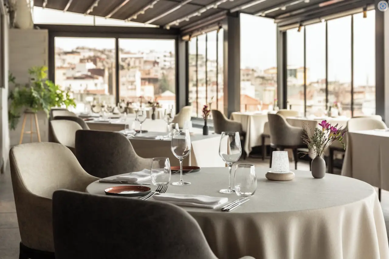 Fine dining konseptli Nicole Restaurant’ta İstanbul manzarasına karşı şık masa düzeni
