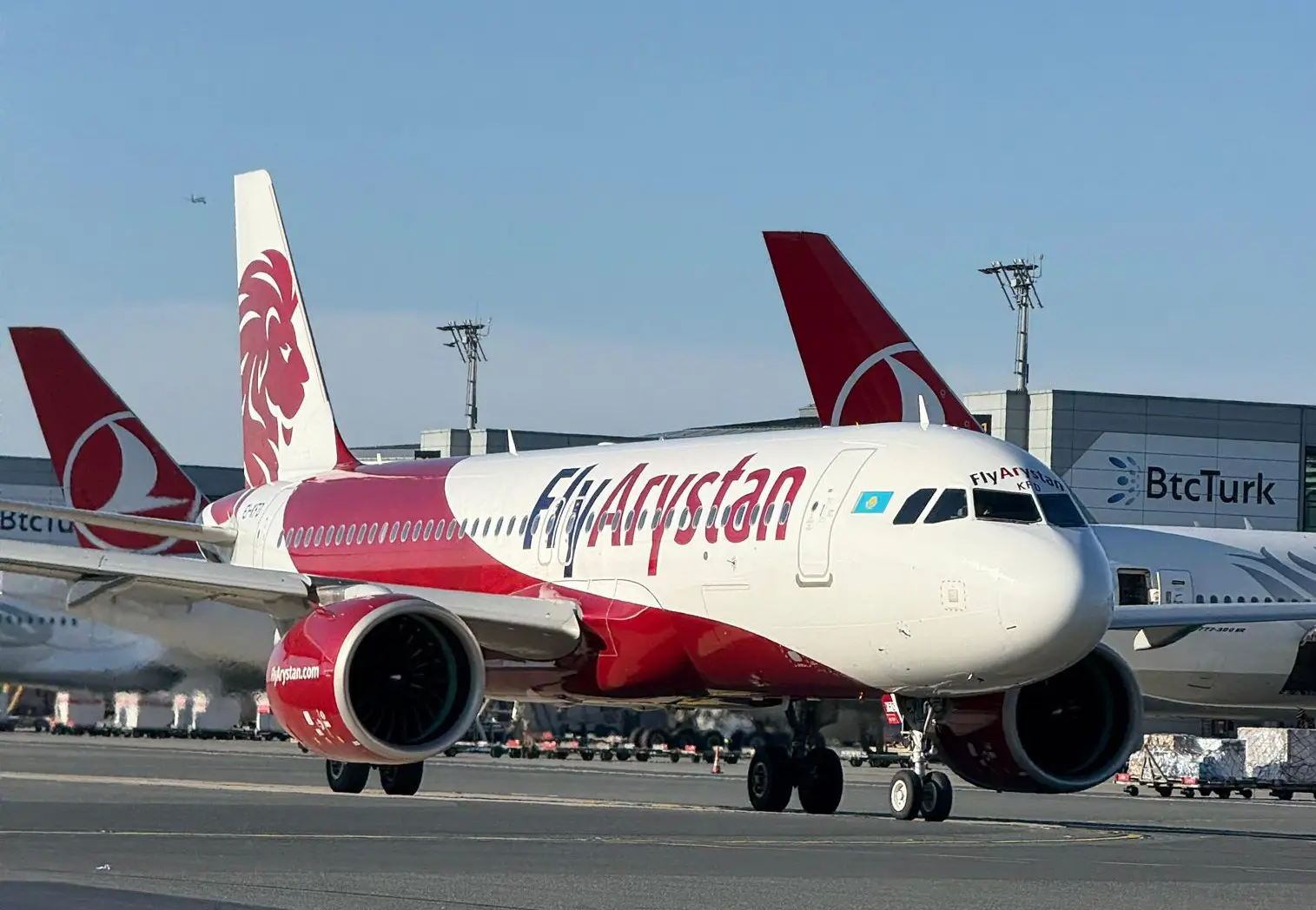 FlyArystan Airbus A320 uçağı İstanbul Havalimanı’nda taksi yaparken
