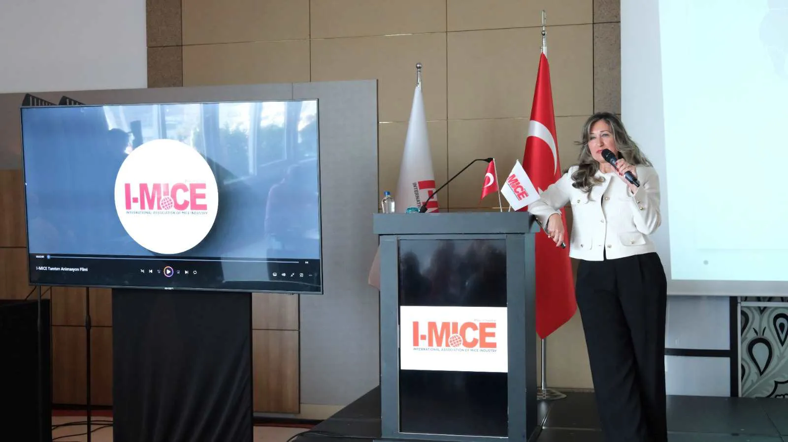 Işıl Özmen, I-MICE genel kurulunda kürsüde konuşma yapıyor