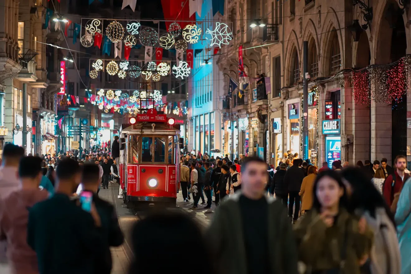 Taksim İstiklal Caddesi’nde gece saatlerinde kalabalık ve nostaljik tramvay