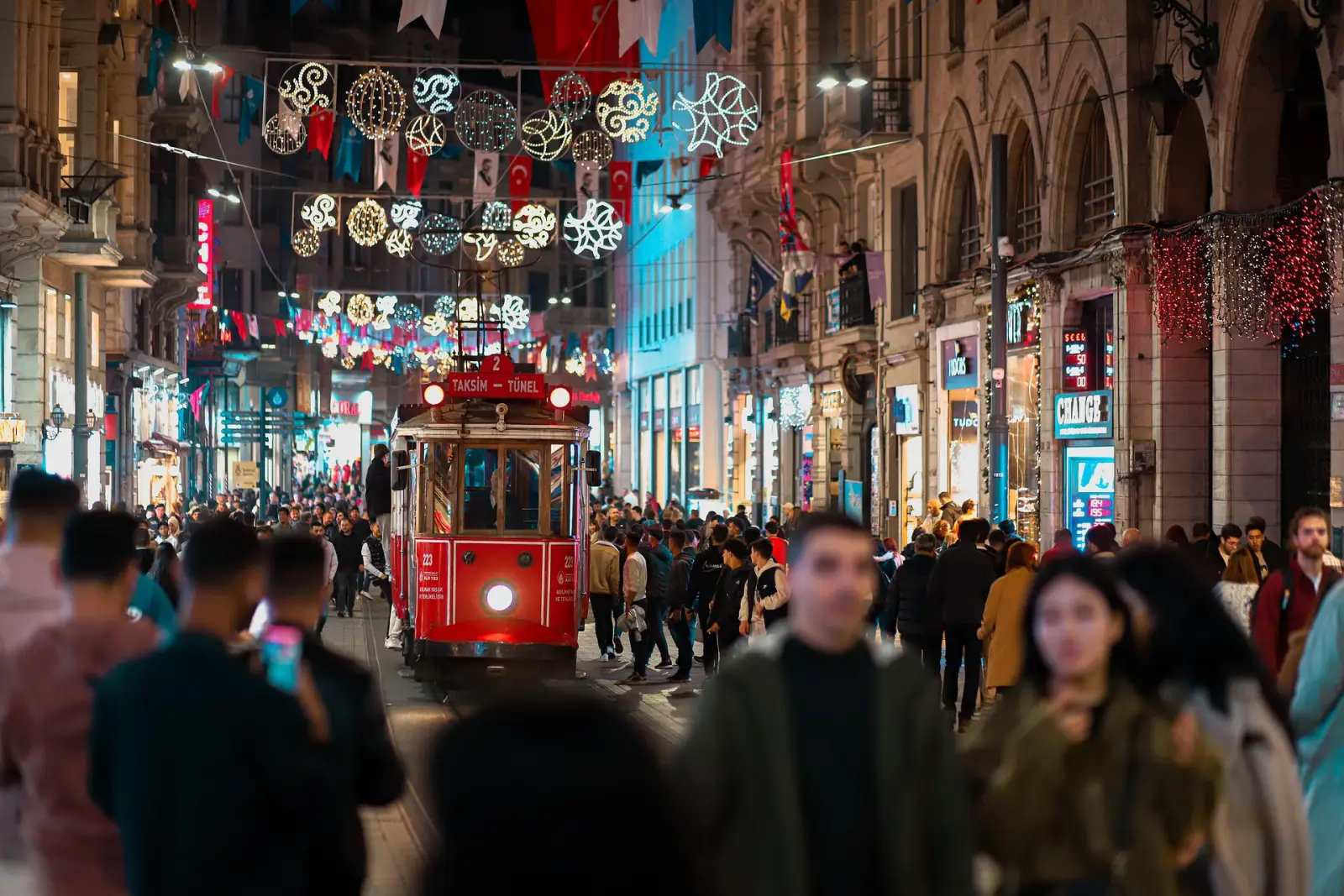 Taksim İstiklal Caddesi’nde gece saatlerinde kalabalık ve nostaljik tramvay
