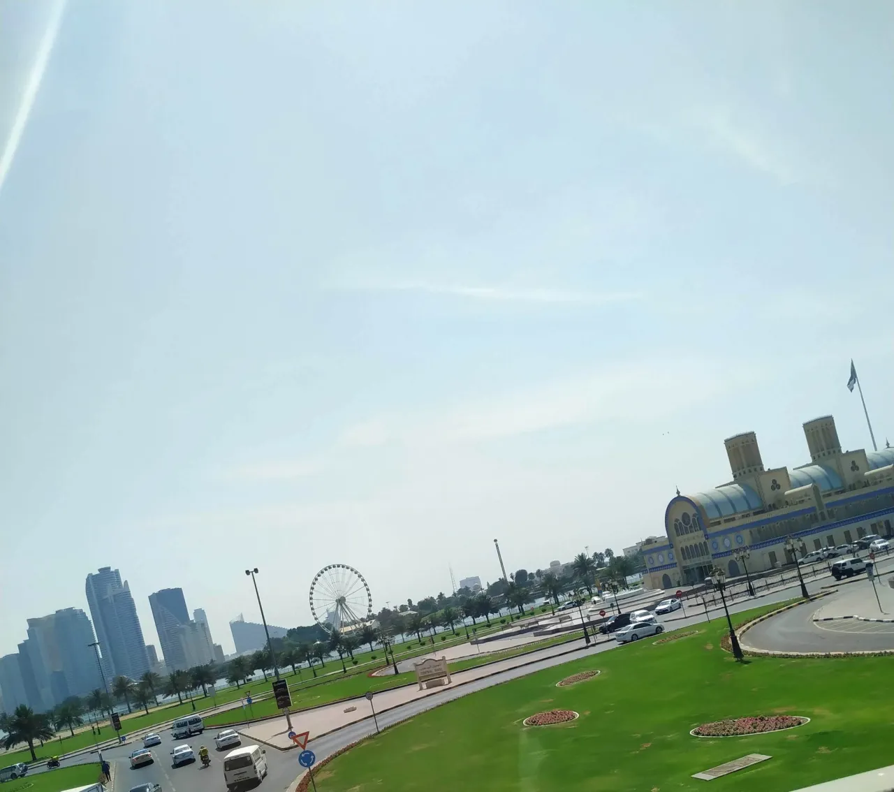 Ajman’dan Sharjah yönüne bakış, Blue Souq ve dönme dolap manzarasıyla Sharjah silüeti.