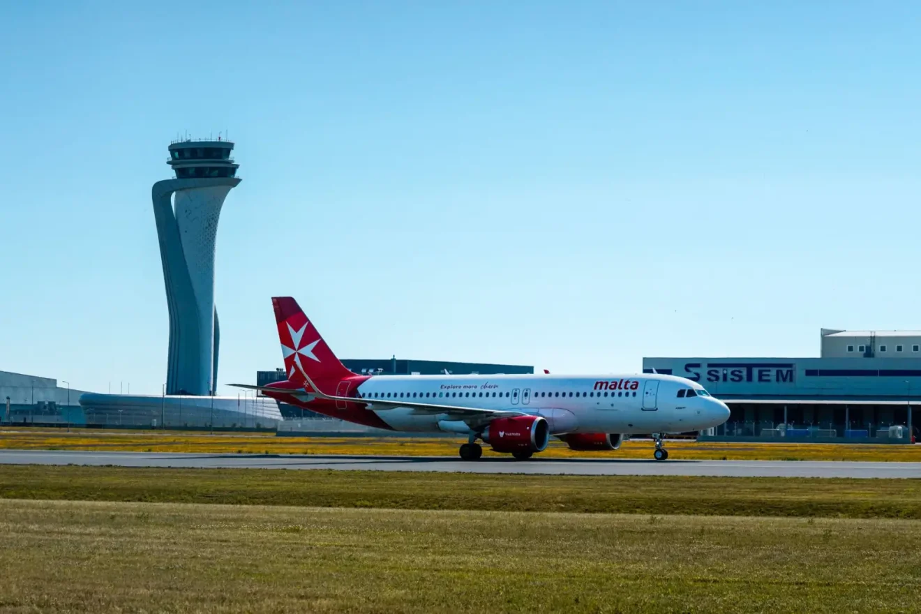 KM Malta Airlines’a ait Airbus A320 uçağı, İstanbul Havalimanı’nda kule önünde taksi yaparken
