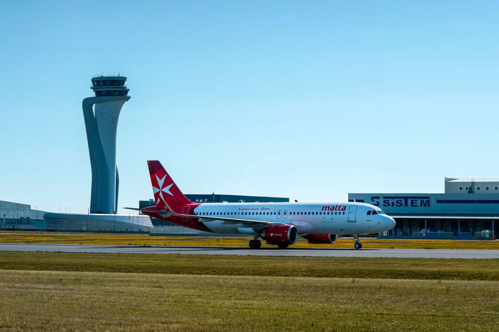 KM Malta Airlines’a ait Airbus A320 uçağı, İstanbul Havalimanı’nda kule önünde taksi yaparken
