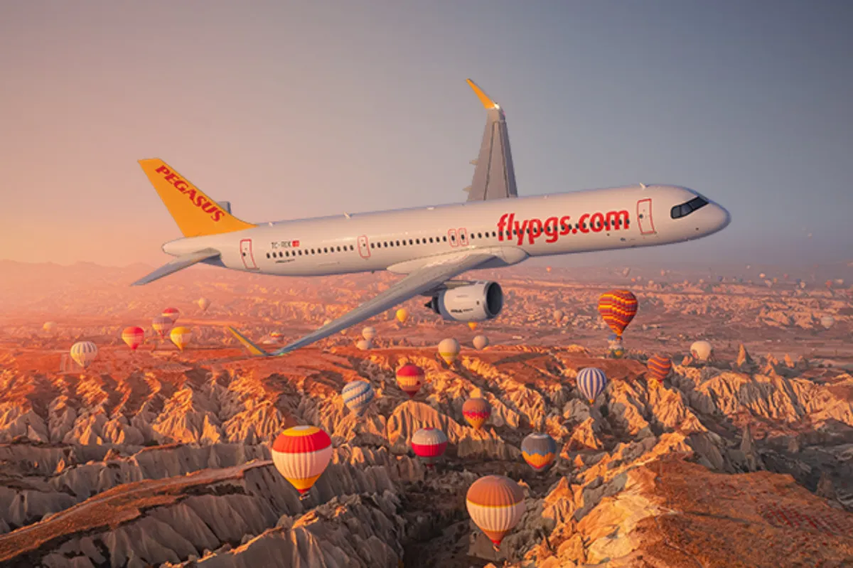 Pegasus uçağı, Kapadokya üzerinde sıcak hava balonlarının arasında uçarken