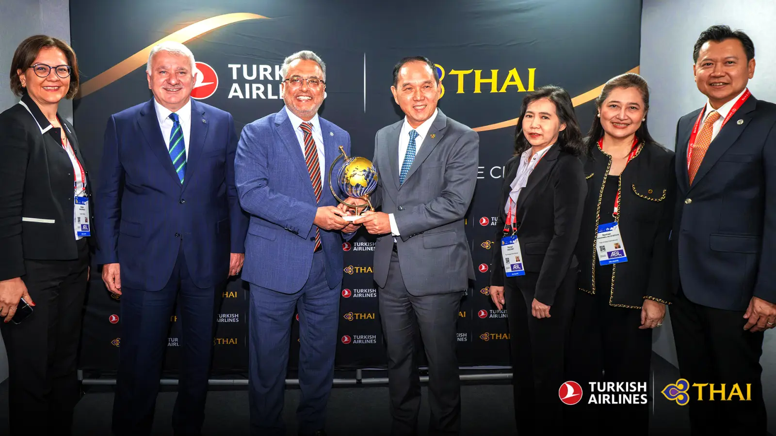 Türk Hava Yolları ve Thai Airways yöneticileri ortaklık anlaşması imza töreninde