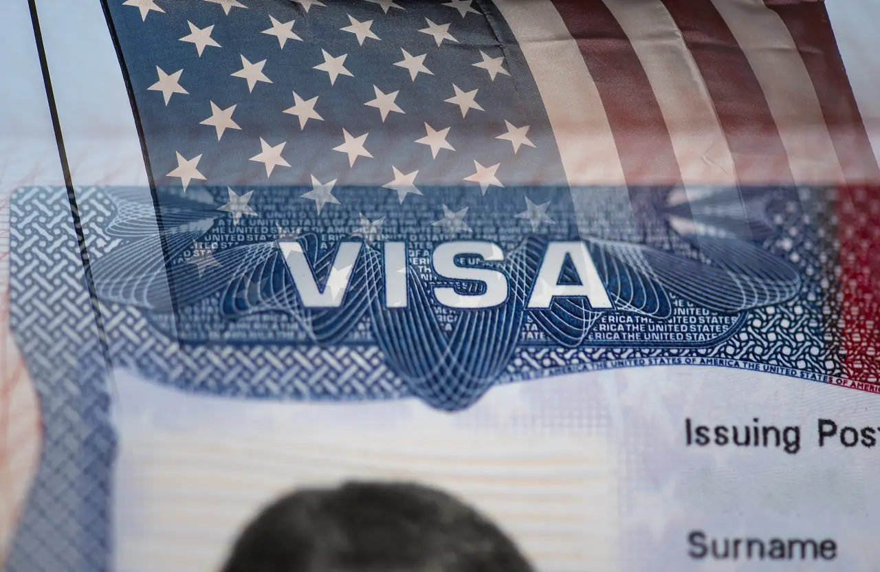 ABD vizesi üzerinde Amerikan bayrağı yansıması