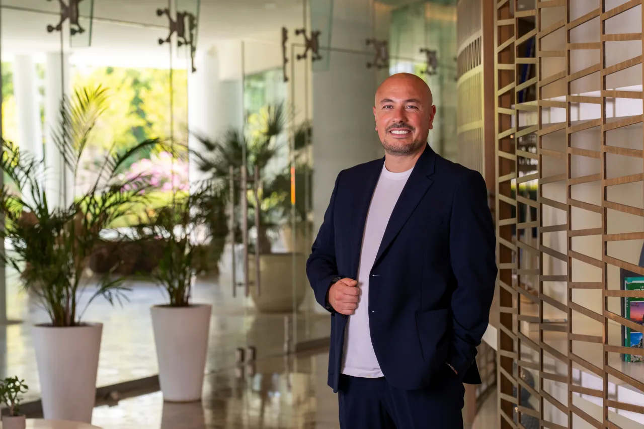 Susona Bodrum’un yeni genel müdürü Volkan Amaç otel lobisinde poz veriyor