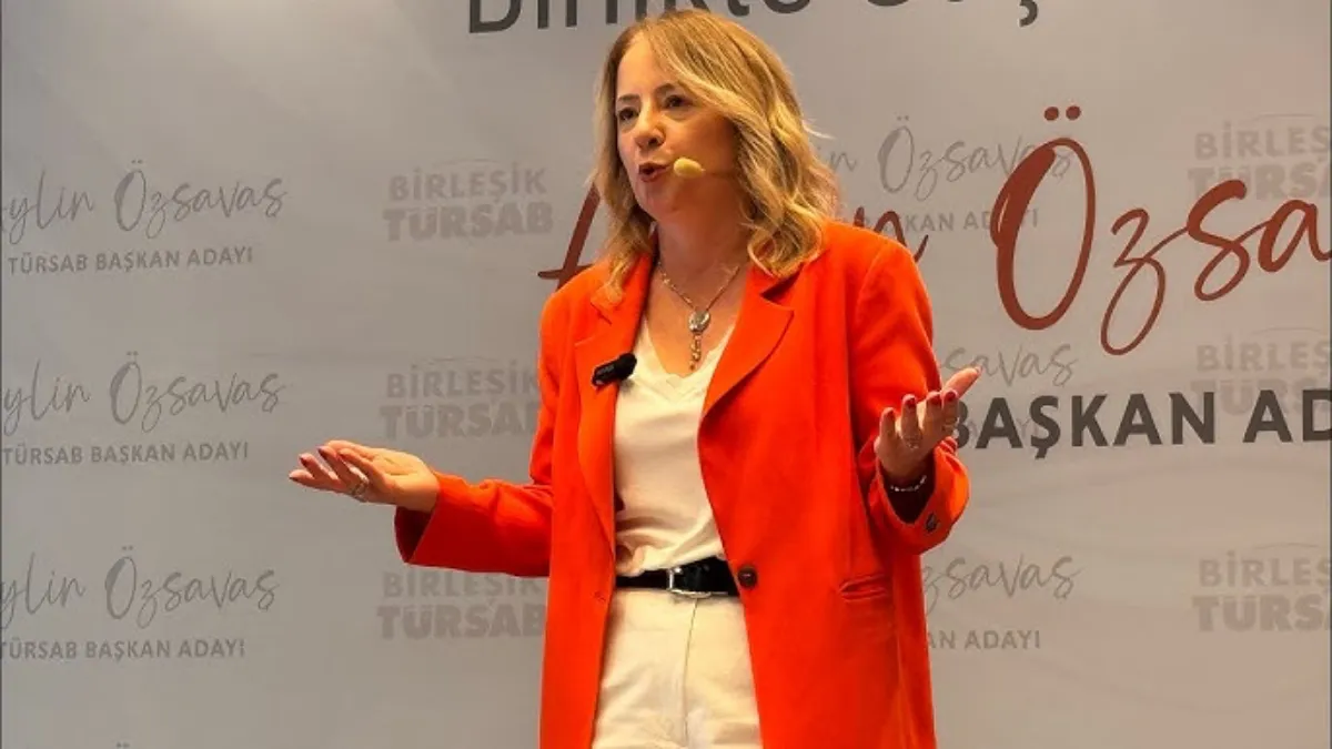 Aylin Özsavaş Birleşik TÜRSAB toplantısında başkan adaylığını açıklarken konuşma yapıyor.