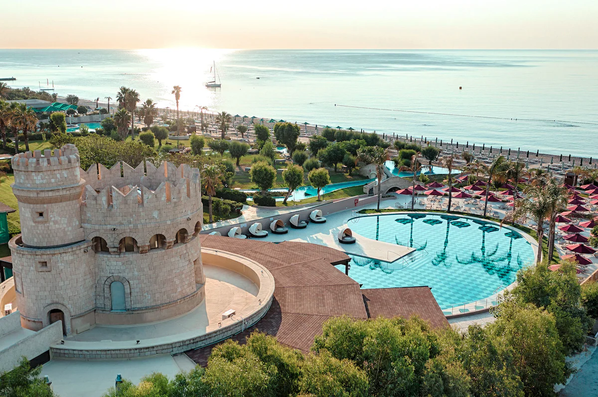 Rodos’taki Esperos Palace Resort & Spa’nın havuz alanı ve sahil manzarası