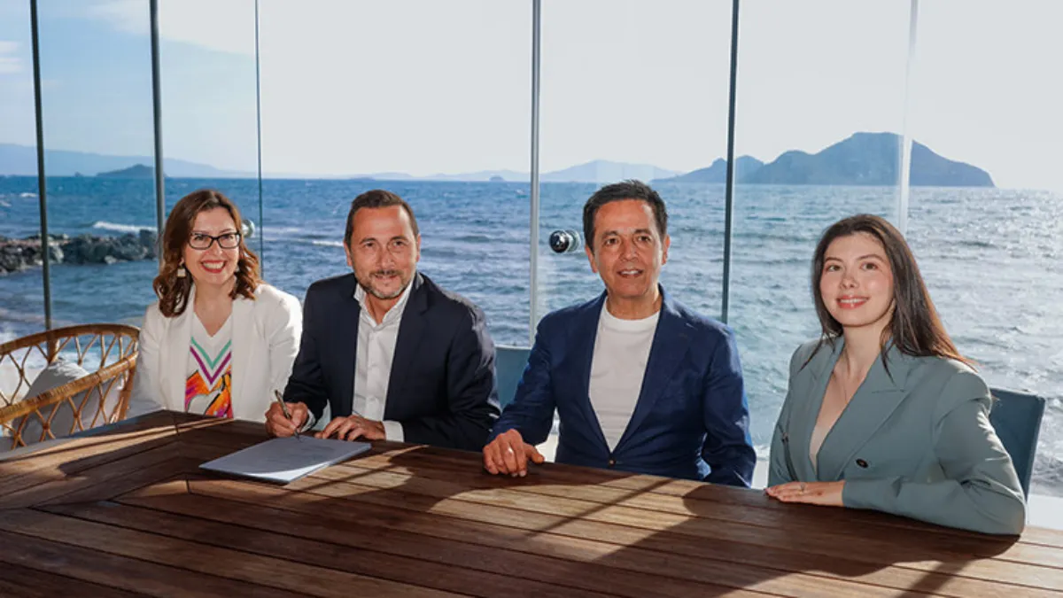 Holiday Inn Resort Bodrum West Beach projesi için IHG ve Uslu Turizm yetkilileri imza töreninde.