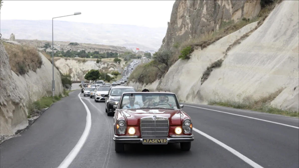 Kapadokya’da klasik Mercedes konvoyu Ürgüp yolunda ilerliyor.