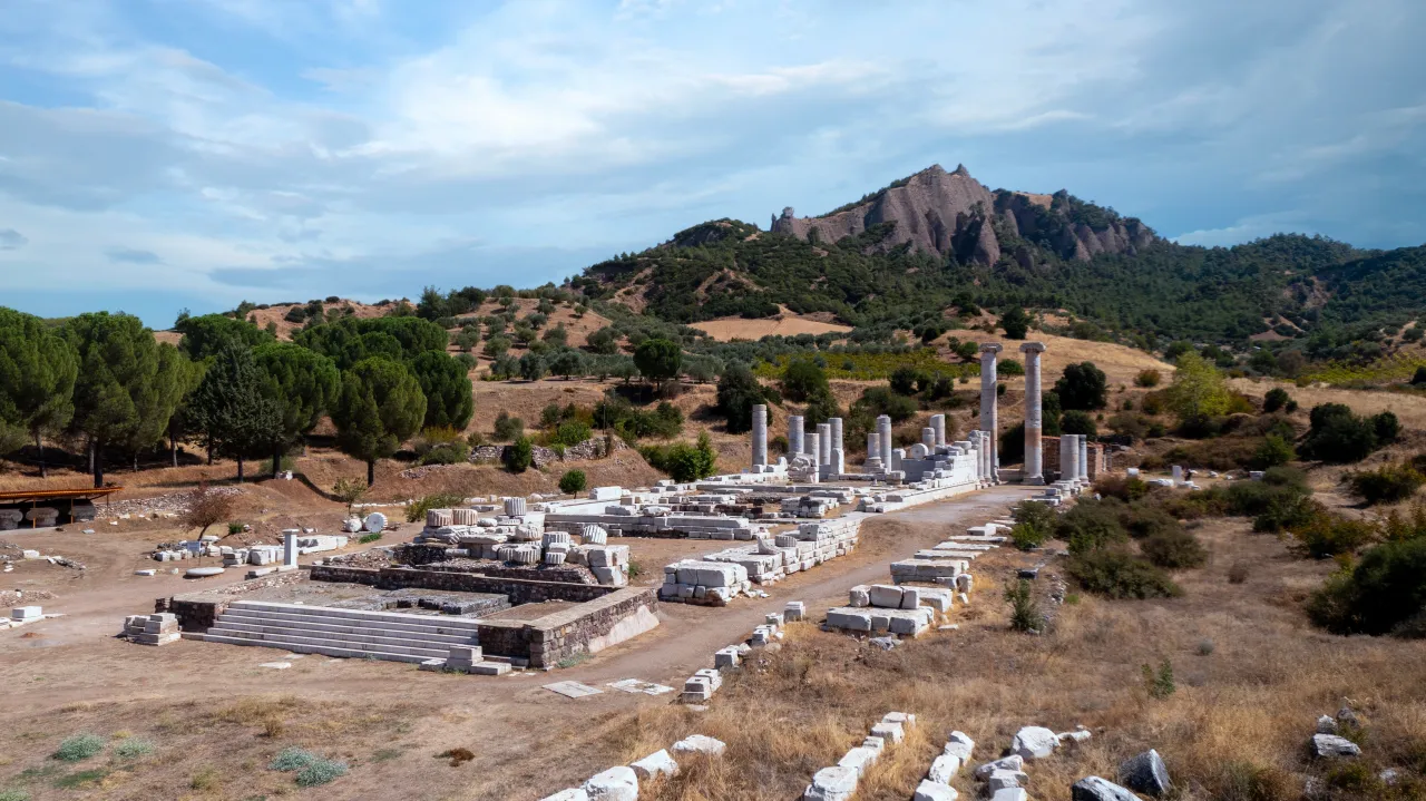 Sardes Antik Kenti'nden bir görünüm, UNESCO Dünya Mirası Listesi'ne alınan tarihi kalıntılar ve çevresindeki doğal manzara.
