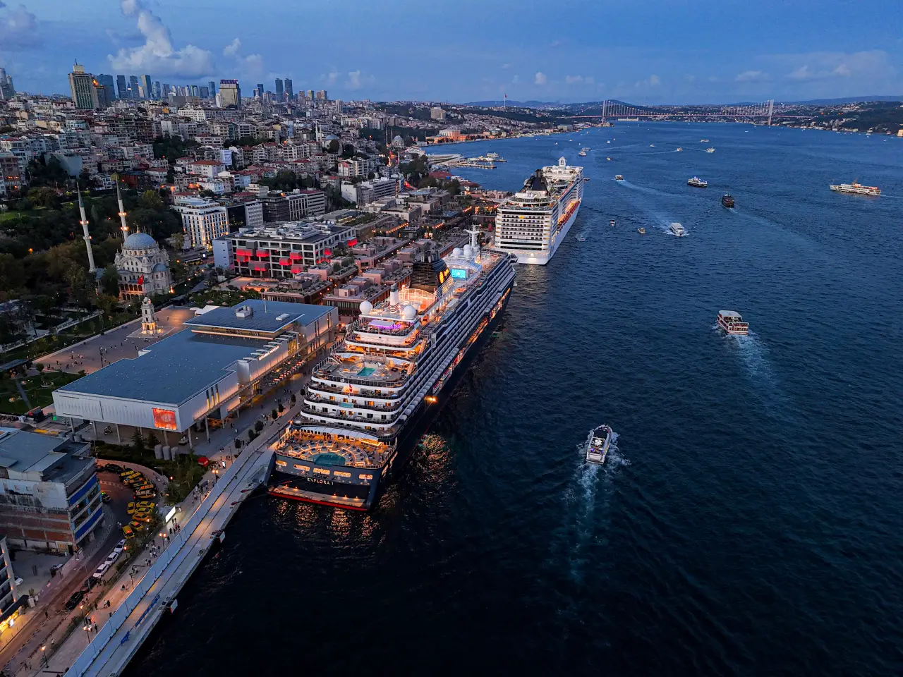 MSC Cruises’a ait MSC Fantasia ve Explora Journeys filosunun ilk gemisi EXPLORA I, 23 Ağustos 2025’te İstanbul Limanı’nda aynı anda demirleyerek Boğaz’a görkem kattı.