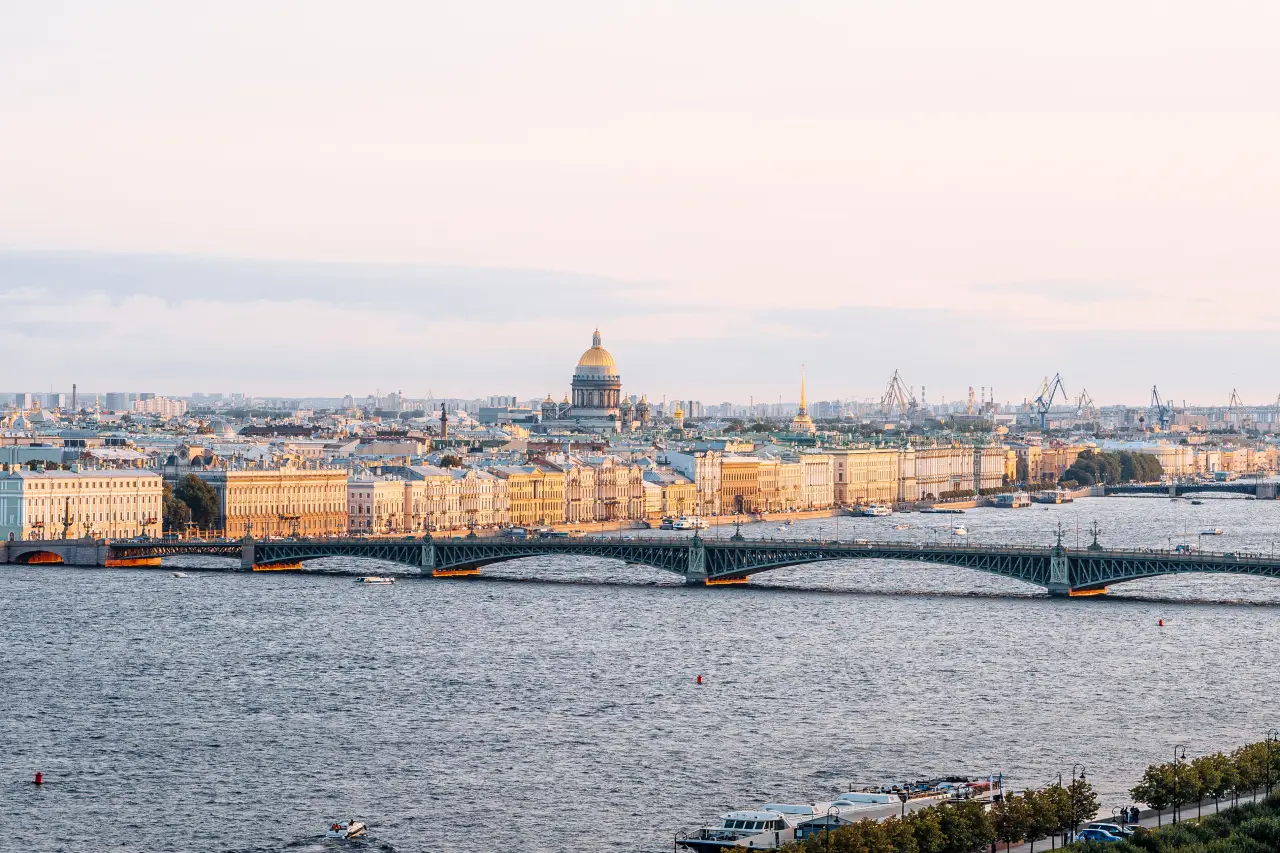 St. Petersburg şehir manzarası, Neva Nehri üzerindeki köprüler ve arka planda Aziz İsaak Katedrali