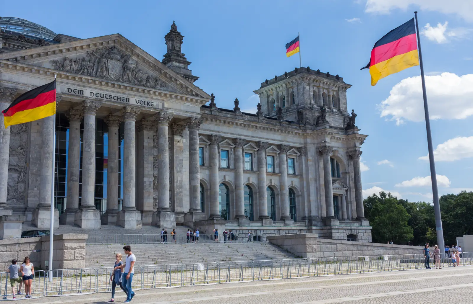 Almanya’nın Berlin kentinde bulunan Parlamento Binası (Reichstag) ve dalgalanan Alman bayrakları.