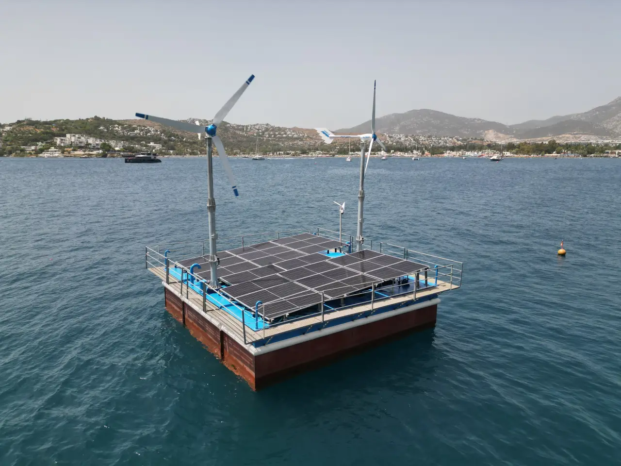 Bodrum’da güneş ve rüzgar enerjisiyle çalışan yüzer deniz suyu arıtma platformu.