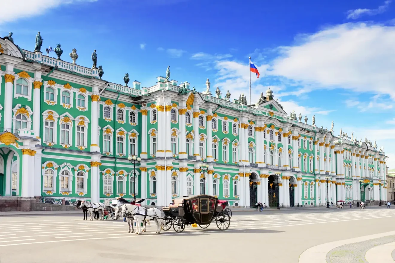 St. Petersburg’daki Hermitage Müzesi ve önündeki atlı fayton