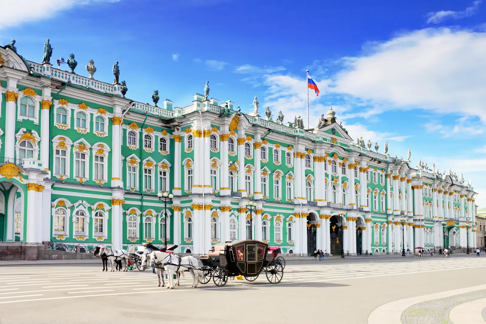 St. Petersburg’daki Hermitage Müzesi ve önündeki atlı fayton