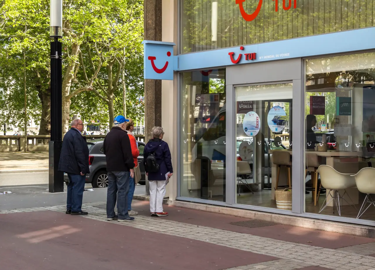 TUI seyahat acentesi önünde bekleyen müşteriler, Almanya turizm sektörü