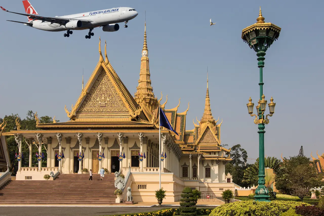 Türk Hava Yolları uçağı, Kamboçya’nın Phnom Penh kentindeki Kraliyet Sarayı’nın üzerinde uçarken.
