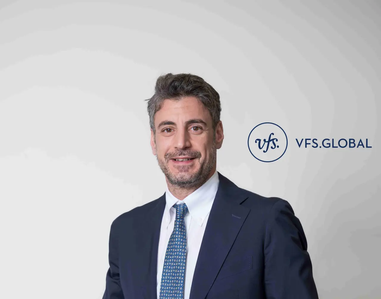 VFS Global Türkiye ve Azerbaycan Ülke Direktörü bir toplantı öncesinde poz veriyor.