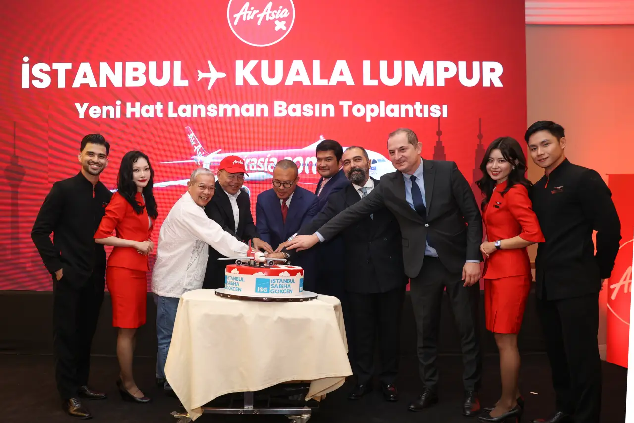 AirAsia X’in İstanbul–Kuala Lumpur hattı lansmanında yetkililer pasta kesiyor
