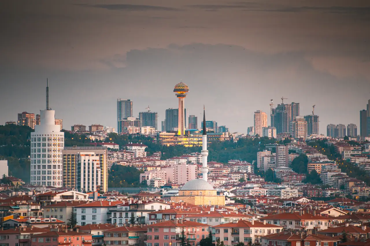 Ankara şehir manzarası, Atakule ve Kocatepe Camii gün batımı ışığında görülüyor.