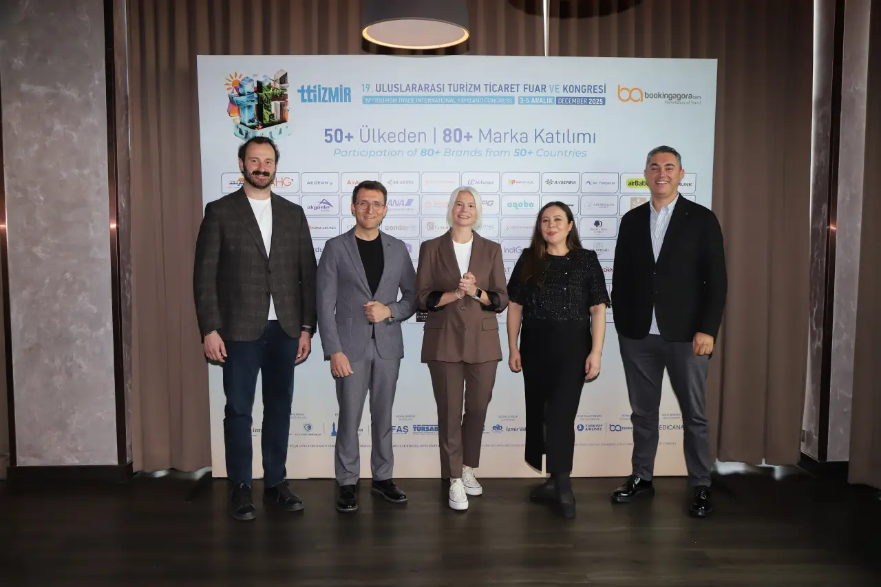 BookingAgora ve İZFAŞ yöneticileri, İstanbul’da düzenlenen basın toplantısında TTI İzmir 2025 vizyon ortaklığını duyururken poz veriyor.