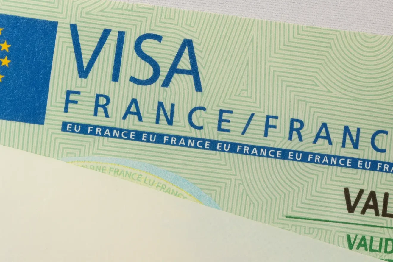 Fransa Schengen vizesinin yakın plan görüntüsü; üzerinde “VISA” ve “FRANCE” yazıları yer alıyor.