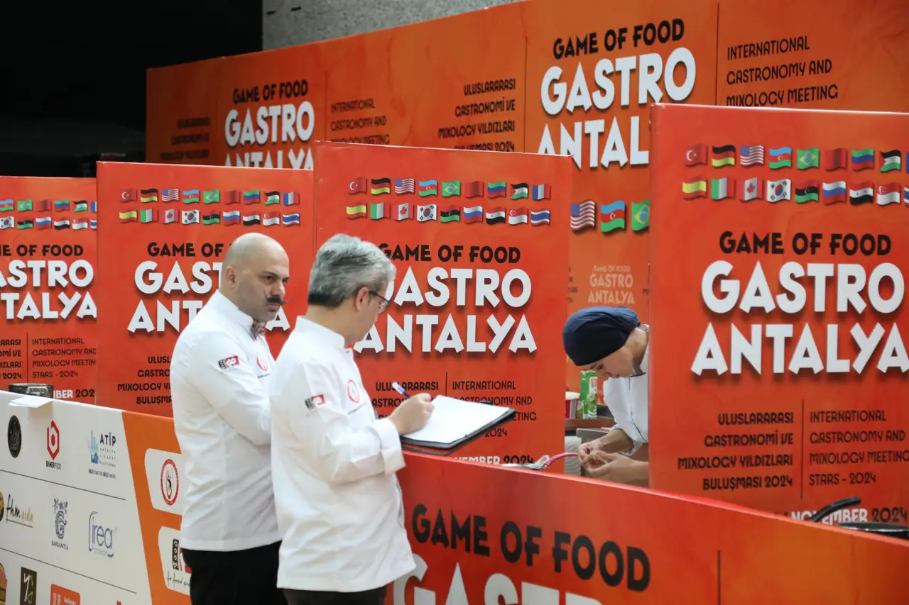 GastroAntalya’da jüri üyeleri değerlendirme yaparken yarışma alanı görülüyor.