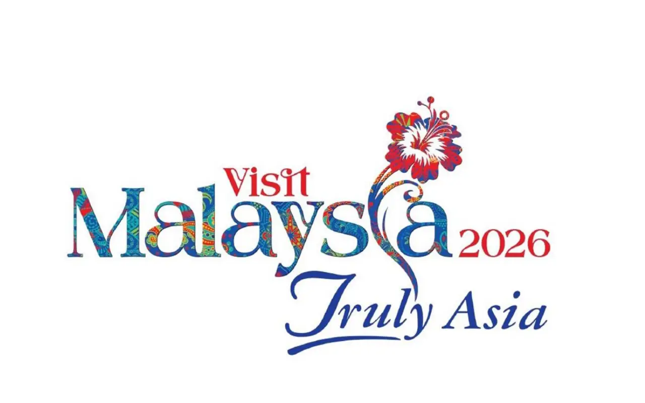 Visit Malaysia 2026 logosu; renkli desenlerle yazılmış “Malaysia” kelimesi ve hibiskus çiçeği illüstrasyonu.