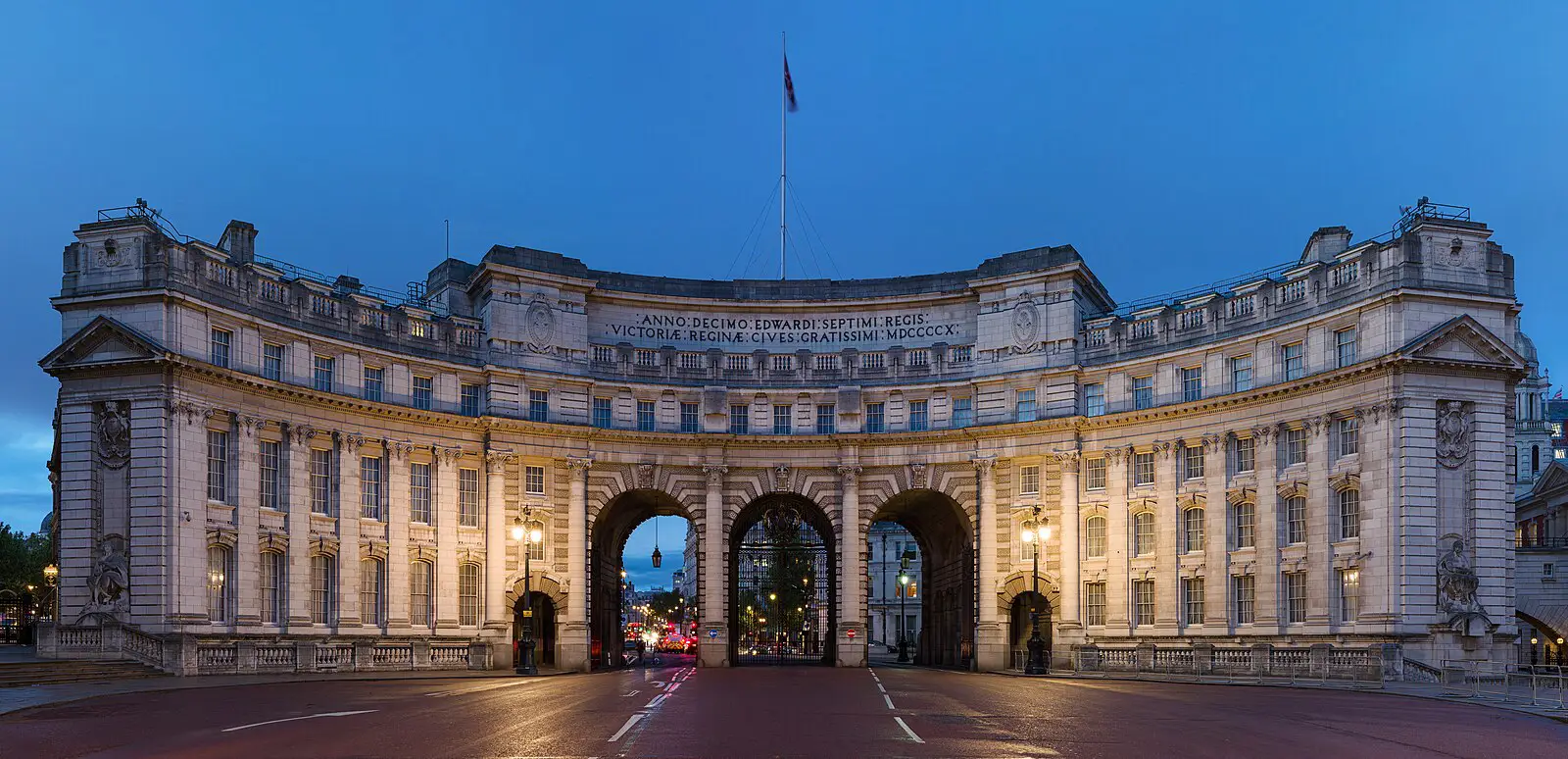 Londra’daki tarihi Admiralty Arch binası, akşam ışıklarıyla aydınlatılmış cepheden görünüm.