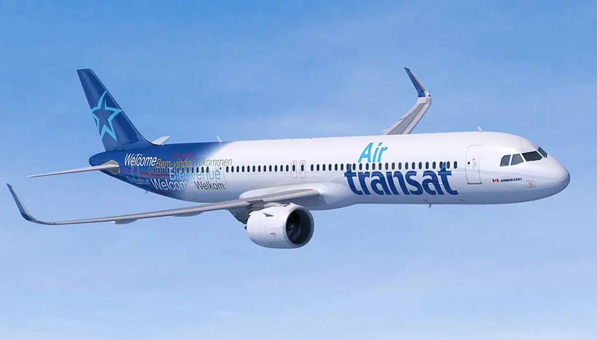 Açık mavi gökyüzünde uçan Air Transat Airbus A321 yolcu uçağı