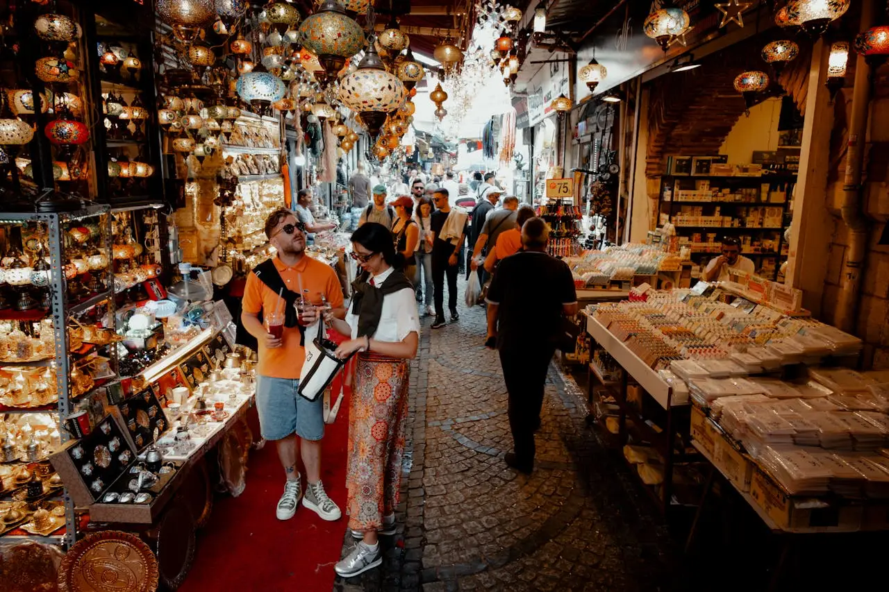 Kapalıçarşı’da hediyelik eşya dükkânları arasında dolaşan yabancı turistler.