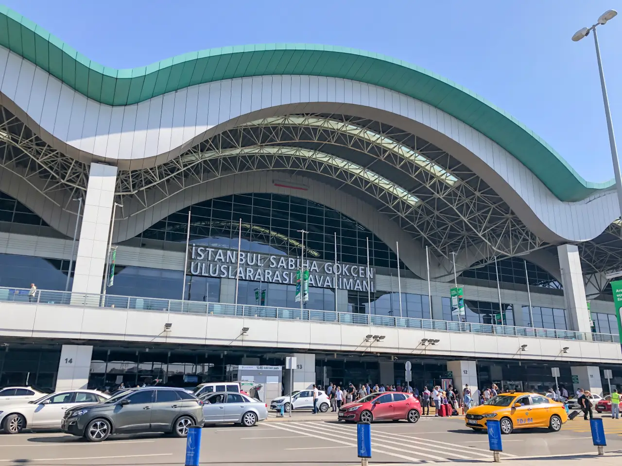İstanbul Sabiha Gökçen Uluslararası Havalimanı dış cephe ve terminal girişi