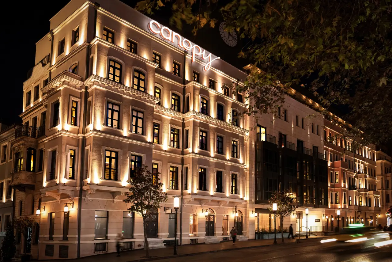 Beyoğlu’nda yer alan Canopy by Hilton Istanbul Taksim otelinin gece çekilmiş dış cephe görüntüsü.