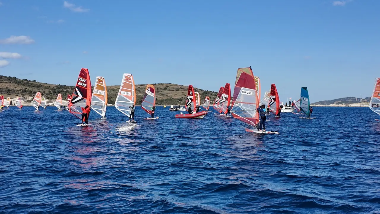 Foça açıklarında düzenlenen TYF Yelken Ligi Techno 293 yarışlarında genç sporcular rüzgâr sörfüyle kıyasıya mücadele ediyor.