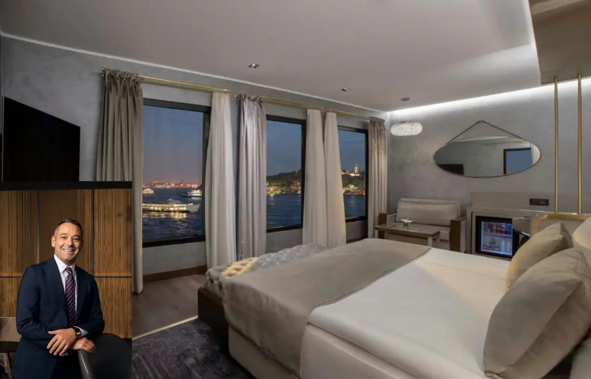 The Wings Hotels Karaköy’de deniz manzaralı modern otel odası ve Genel Müdür Alper Türkmen’in portresi.